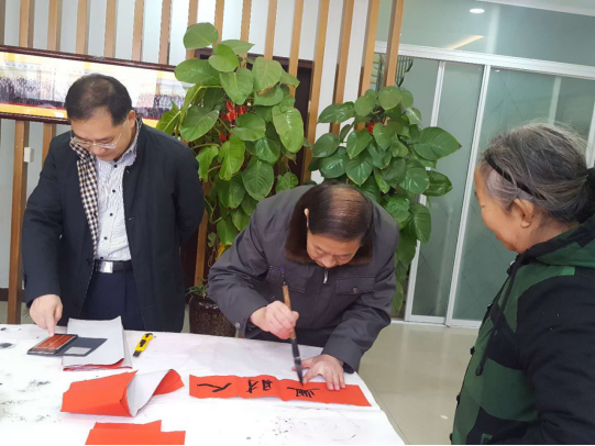 潍坊市委老干部局到联系社区开展走访慰问活动(图1) 市委老干部局到联系社区开展走访慰问活动(图1)