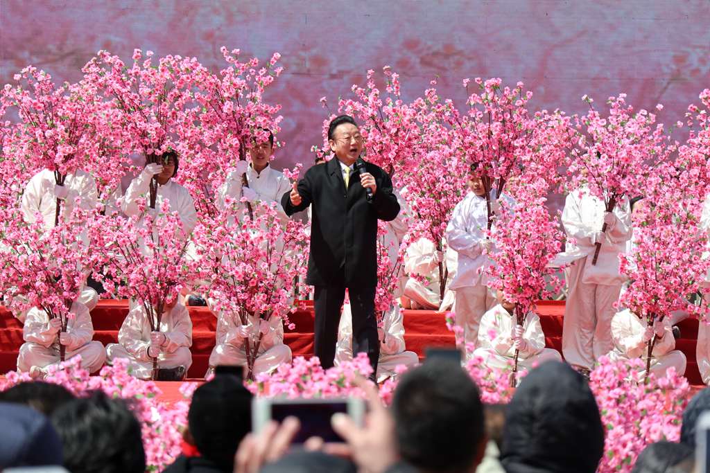 【安丘市】老年大学艺术团参加“桃花踏歌行”2018中国（安丘）桃花节开幕式