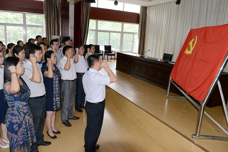 市委老干部局举行学习身边典型事迹报告会(图2)