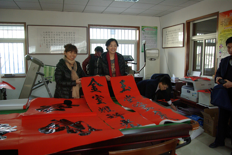 潍坊市委老干部局开展“写春联送祝福”活动(图3) 市委老干部局开展“写春联送祝福”活动(图3)