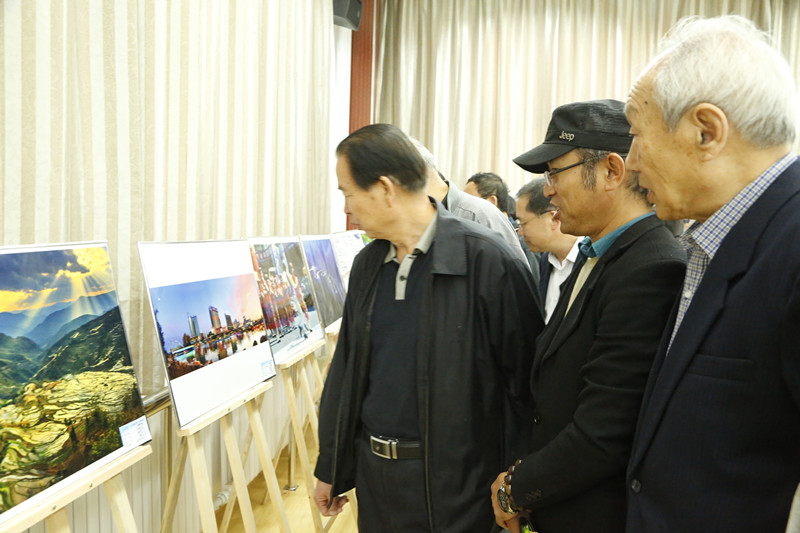 潍坊市离退休干部摄影艺术作品展在市老干部活动中心隆重举行(图2) 潍坊市离退休干部摄影艺术作品展在市老干部活动中心隆重举行(图2)