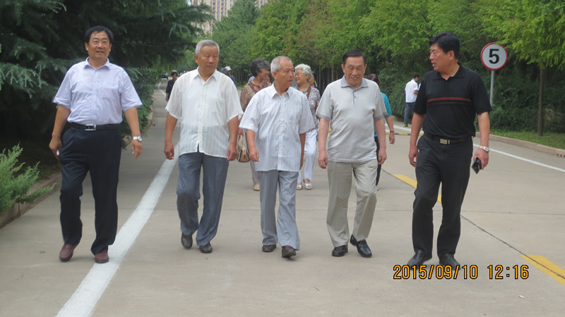 潍坊一中召开庆祝第31个教师节离退休老教师座谈会(图1)