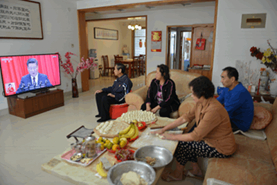 潍坊市认真组织老同志观看十九大开幕会(图1)