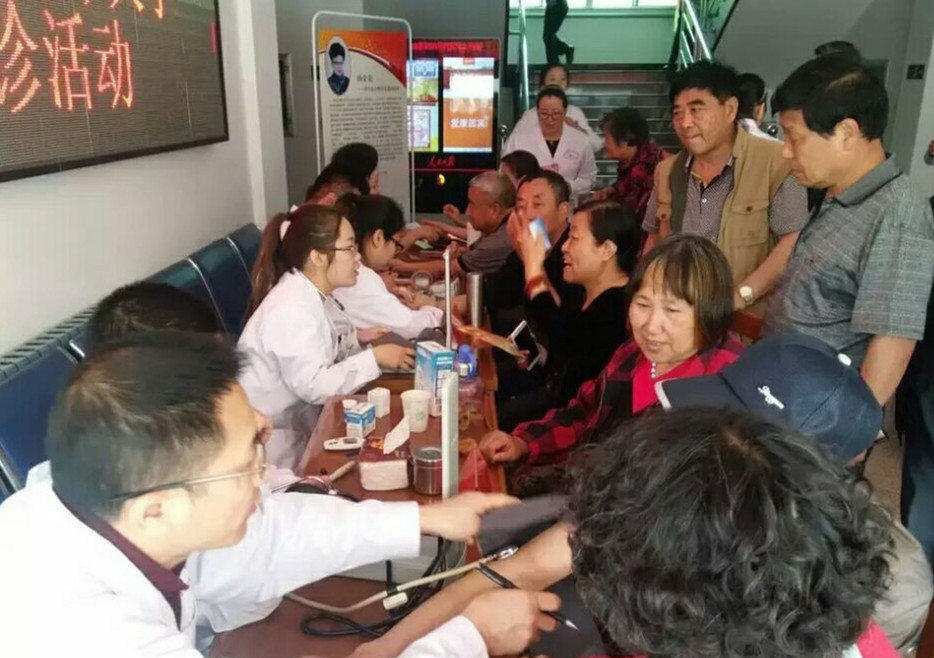 潍坊市老年大学联合国际中医针灸推拿学校举办义诊活动(图1)