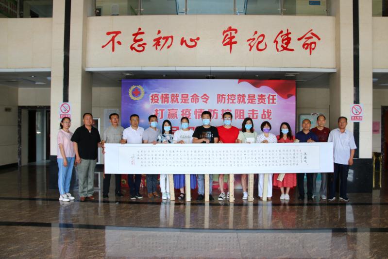 诸城市举行“翰墨丹青致敬最美逆行者”书画精品捐赠活动(图1)
