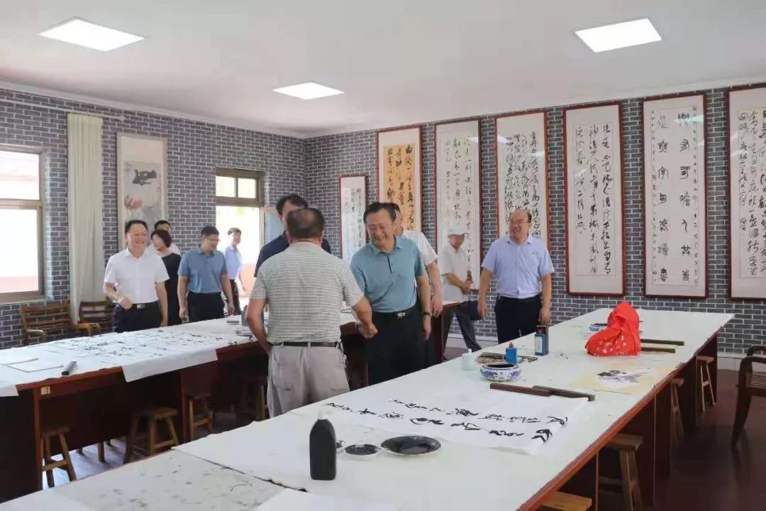 省委老干部局副局长牛宝文一行来潍调研指导老干部工作(图1)