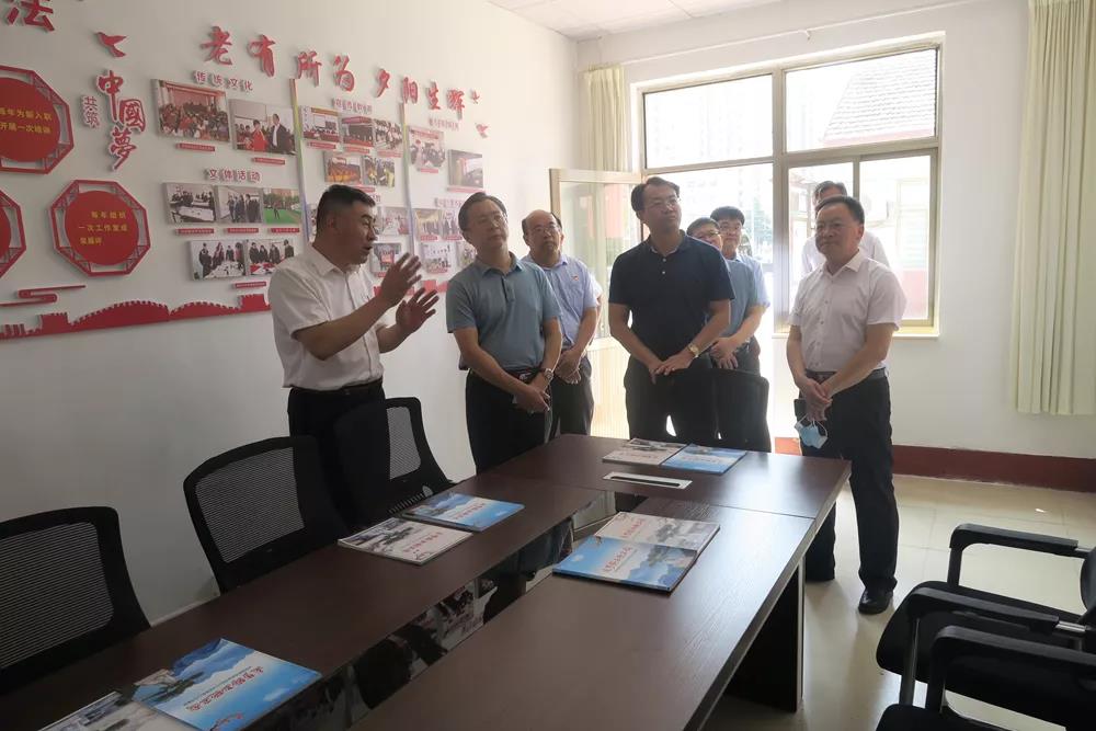 省委老干部局副局长牛宝文一行来潍调研指导老干部工作(图2)