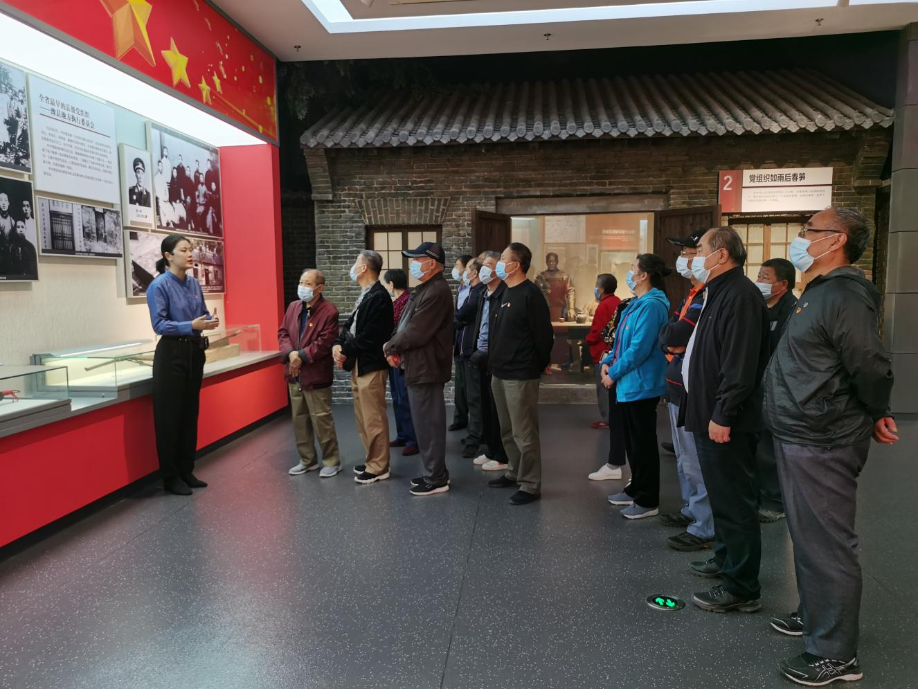 潍坊市工信局开展2021年重阳节敬老活动(图2)
