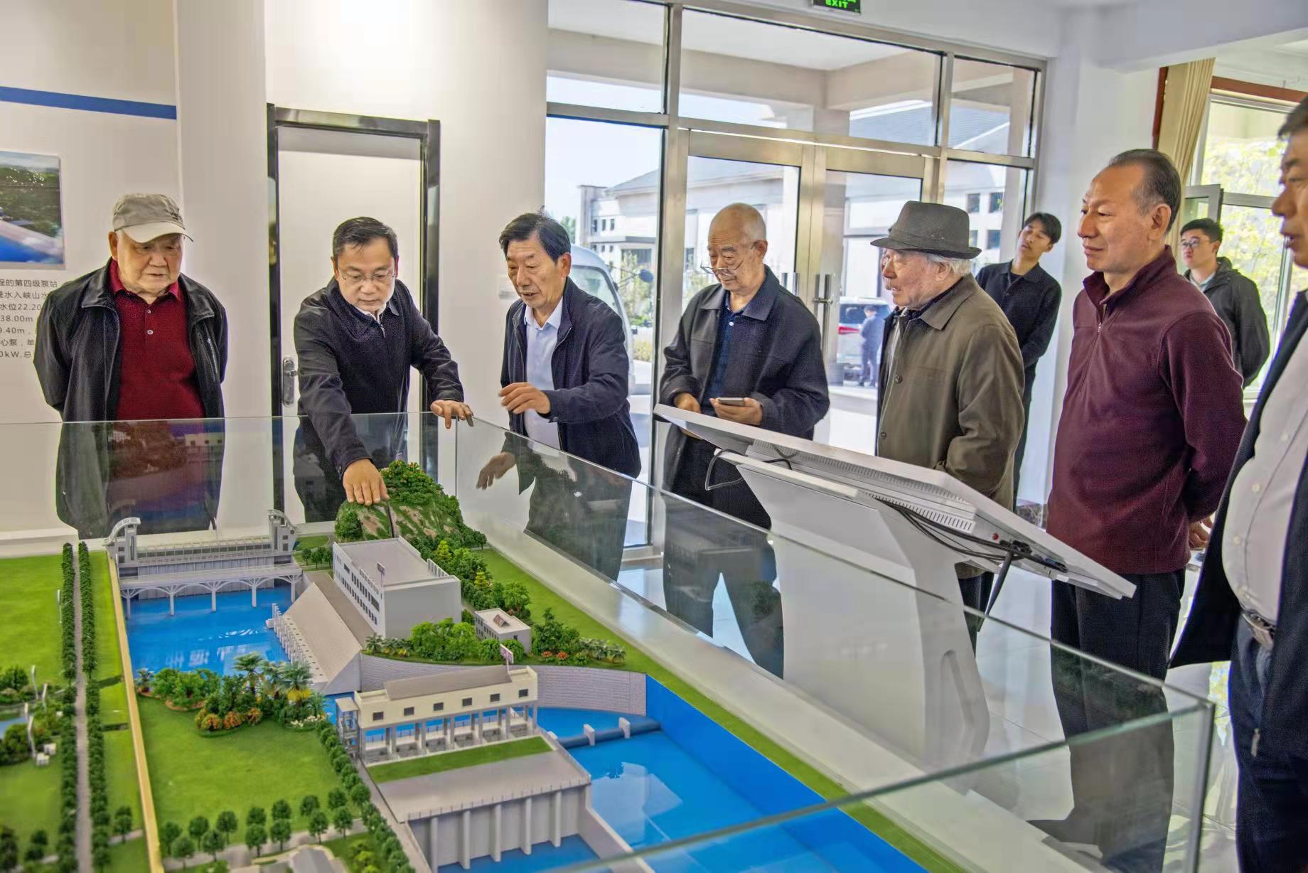 潍坊市水利局举办老干部观摩水利工程活动(图1)