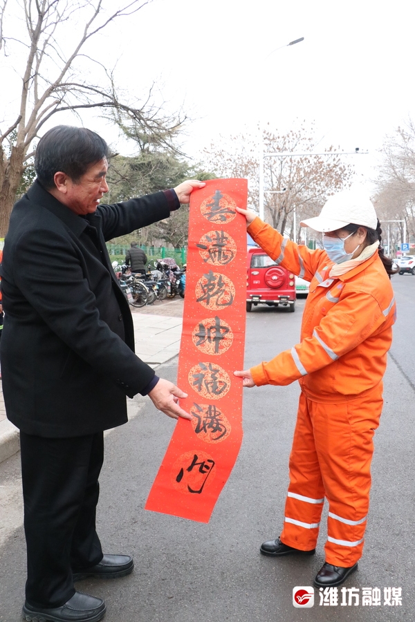 【志愿服务】“长者先锋”手书送“福”暖心环卫工人(图4) fd00a51d458fe0ce69338a5048bbdd97.jpg