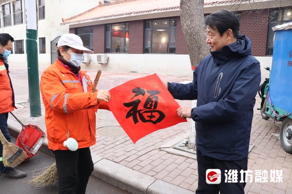 【志愿服务】“长者先锋”手书送“福”暖心环卫工人(图3) fd6bac688c91e83e4a9f10ce0511ed26.jpg