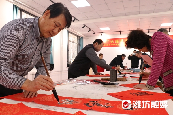 【志愿服务】“长者先锋”手书送“福”暖心环卫工人(图2) 7553a984d185a2e996c106875f735b4e.jpg