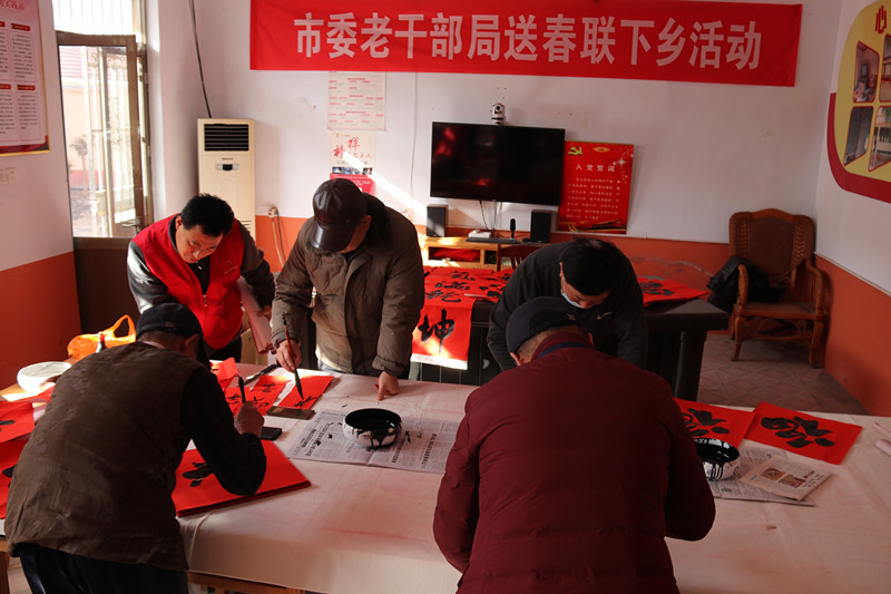 挥毫泼墨暖人心  高密市委老干部局开展“送春联下乡”活动(图1)